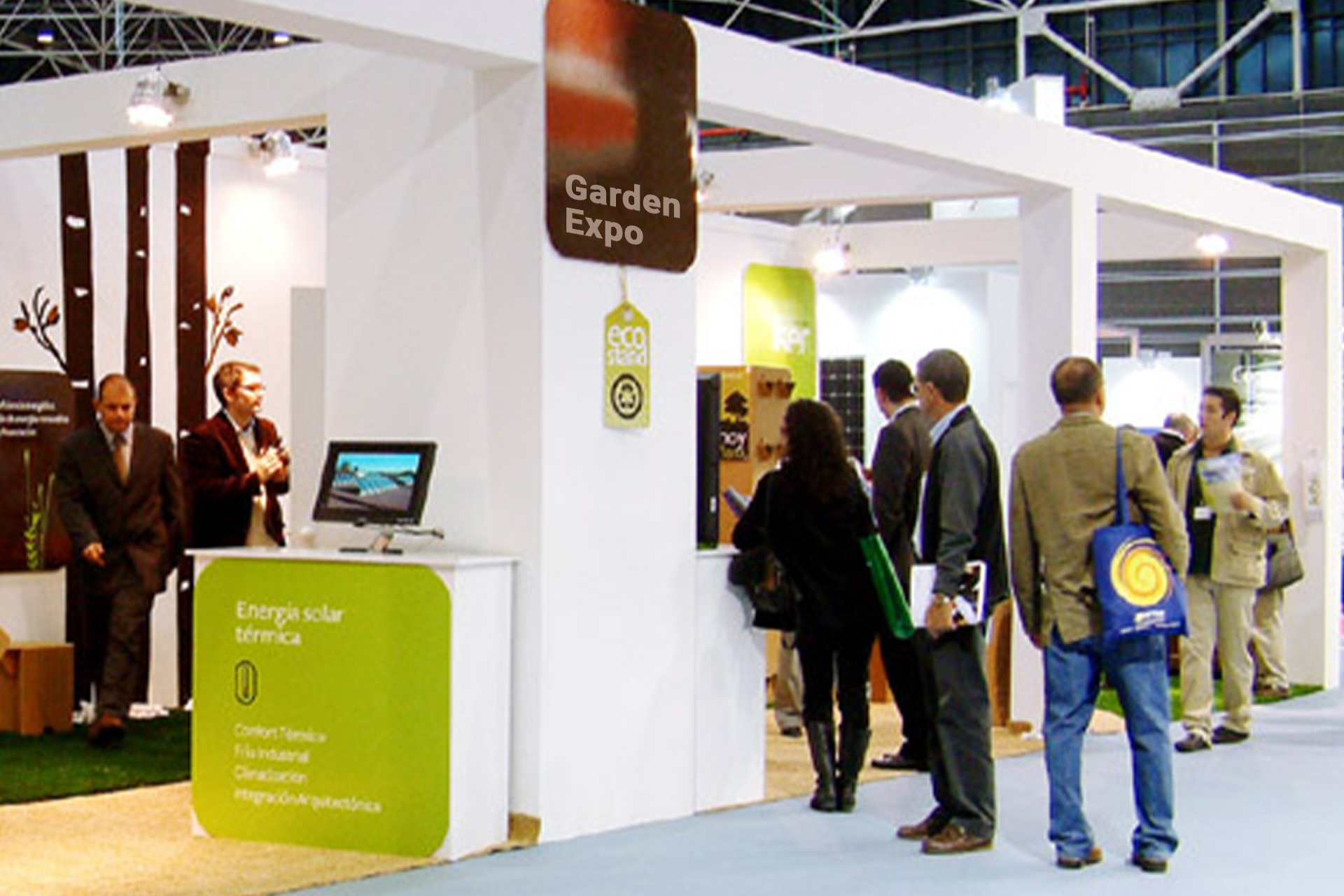 Mobilier urbain écologique et durable présenté par un fournisseur à l'expo jardin Afrique.
